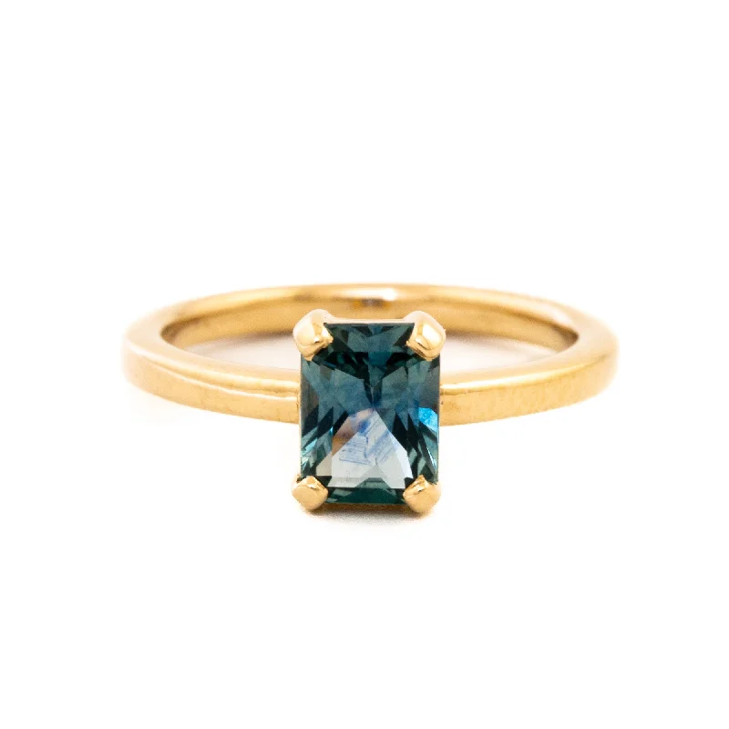 vintage engagement rings with emerald gemstones-Timeless Solitaire Sapphire Engagement Ring